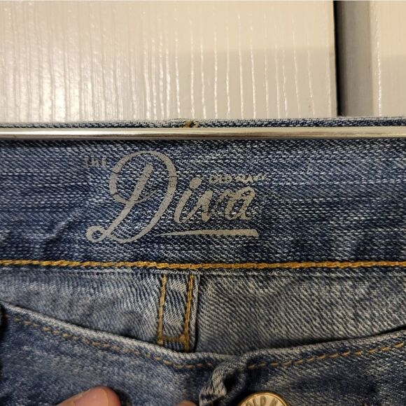 NWOT Old Navy Diva medium wash capris - Picture 4 of 8